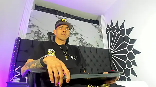 DerryAndIzzy online show from 24, 4, 2026