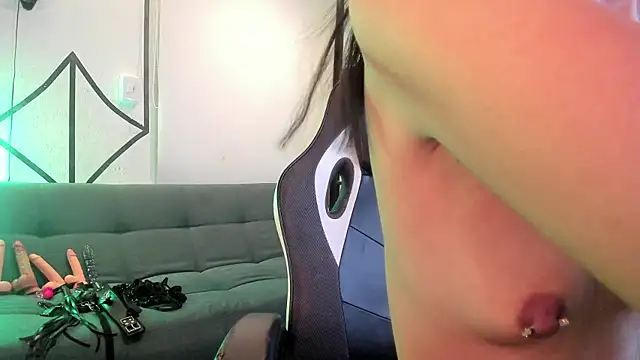 Snapshot of DerryAndIzzy chatting on 24, 7, 2026 DerryAndIzzy online show from 24, 7, 2026