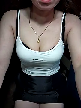 Snapshot of LeanaLy chatting on 7, 11, 2025 LeanaLy online show from 7, 11, 2025