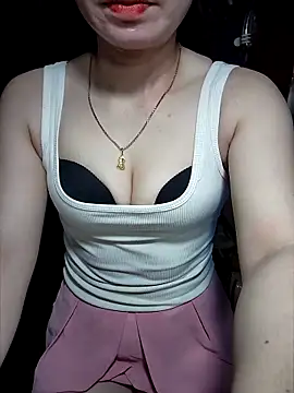 Snapshot of LeanaLy chatting on 8, 11, 2025 LeanaLy online show from 8, 11, 2025