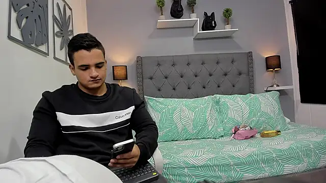 Snapshot of violeta_and_maxx chatting on 28, 10, 2025 violeta and maxx online show from 28, 10, 2025