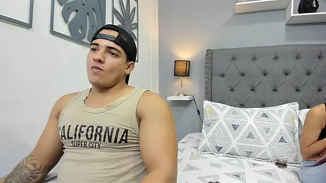 Snapshot of violeta_and_maxx chatting on 25, 11, 2025 violeta and maxx online show from 25, 11, 2025