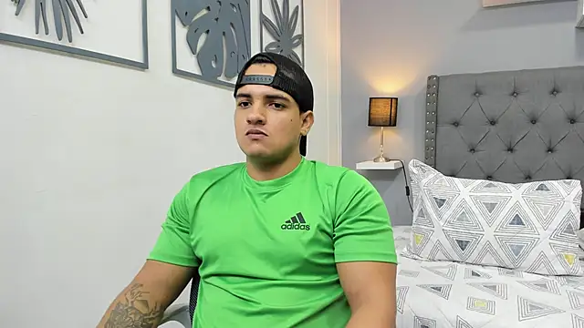 Snapshot of violeta_and_maxx chatting on 28, 11, 2025 violeta and maxx online show from 28, 11, 2025