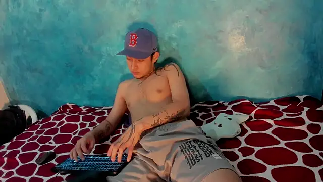 Snapshot of Sky_Wild chatting on 19, 12, 2025 Sky Wild online show from 19, 12, 2025