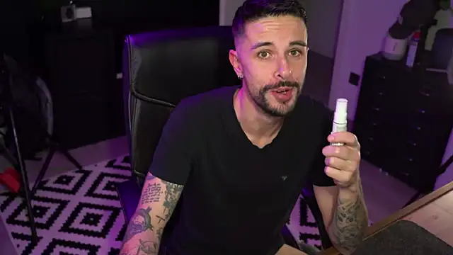 Snapshot of monsieurguitsxxx chatting on 6, 1, 2026 monsieurguitsxxx online show from 6, 1, 2026