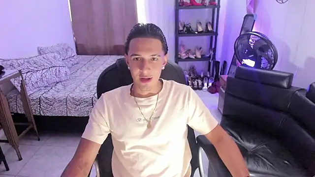 Snapshot of Hayden_Boy_ chatting on 8, 11, 2025 Hayden Boy online show from 8, 11, 2025