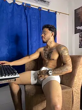 Snapshot of Kylian_Alessandro chatting on 29, 10, 2025 Kylian Alessandro online show from 29, 10, 2025