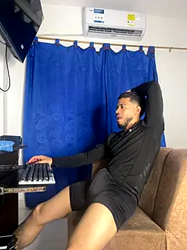 Snapshot of Kylian_Alessandro chatting on 3, 12, 2025 Kylian Alessandro online show from 3, 12, 2025