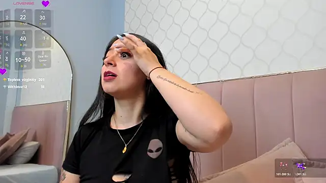 JuliethCruz  online show from 18, 4, 2026