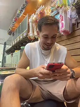 Snapshot of Leonardmoppet chatting on 13, 12, 2025 Leonardmoppet online show from 13, 12, 2025