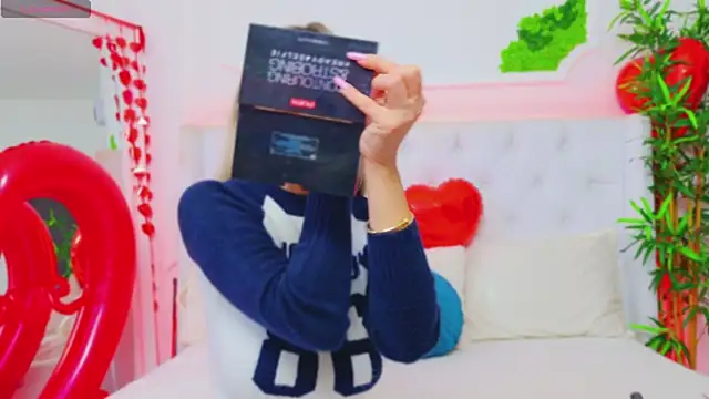 Snapshot of AriannaSins chatting on 14, 2, 2025 AriannaSins online show from 14, 2, 2025