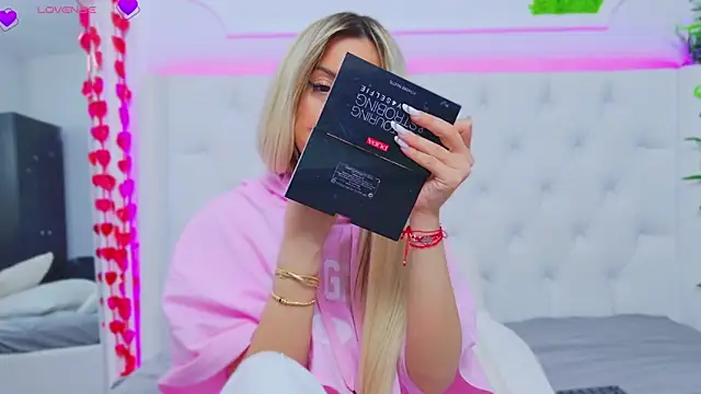 Snapshot of AriannaSins chatting on 11, 3, 2025 AriannaSins online show from 11, 3, 2025