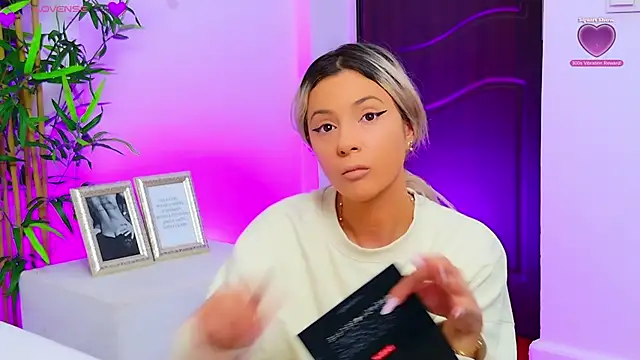 Snapshot of AriannaSins chatting on 25, 9, 2025 AriannaSins online show from 25, 9, 2025