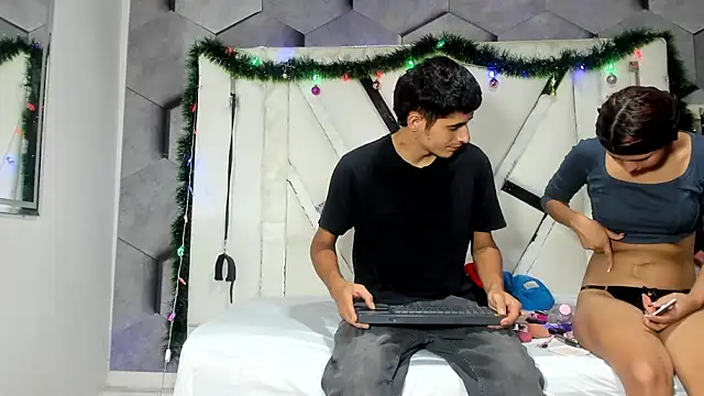 Snapshot of NicollAndJulian chatting on 28, 11, 2025 NicollAndJulian online show from 28, 11, 2025