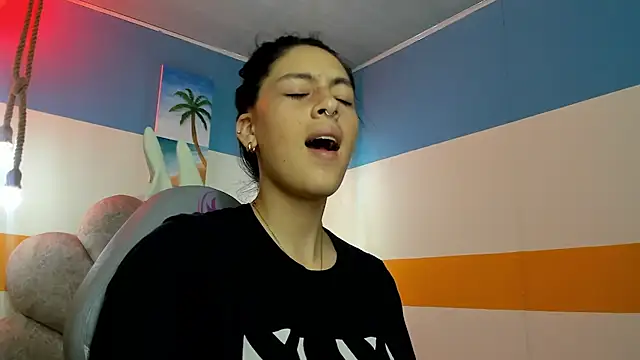 Snapshot of moon_winy chatting on 31, 10, 2025 moon winy online show from 31, 10, 2025