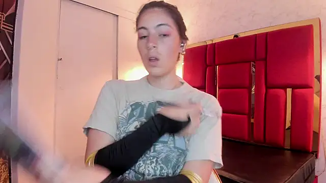 Snapshot of moon_winy chatting on 11, 11, 2025 moon winy online show from 11, 11, 2025