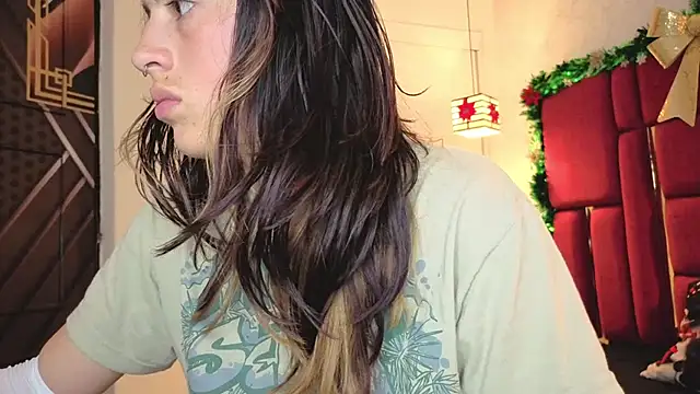 Snapshot of moon_winy chatting on 14, 12, 2025 moon winy online show from 14, 12, 2025