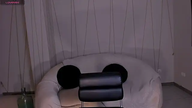 Snapshot of AnnieMonroe1 chatting on 8, 11, 2025 AnnieMonroe1 online show from 8, 11, 2025