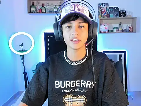 Snapshot of Alejo_Desire chatting on 11, 11, 2025 Alejo Desire online show from 11, 11, 2025