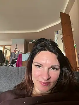 kinkysarahx online show from 15, 4, 2026