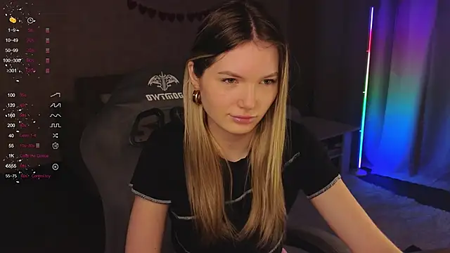 Snapshot of EvelynSin chatting on 4, 12, 2025 EvelynSin online show from 4, 12, 2025