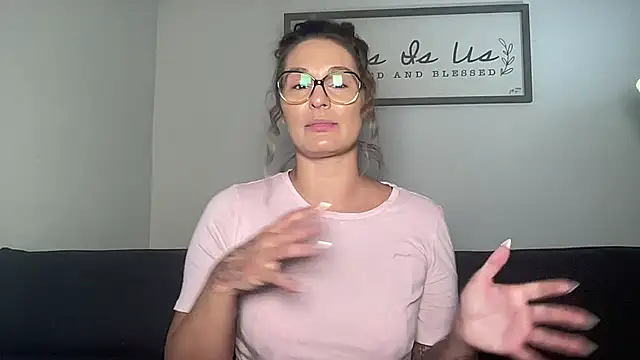 Snapshot of Mandyrheaa chatting on 6, 11, 2025 Mandyrheaa online show from 6, 11, 2025