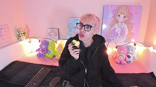 Strawberry Kitty  online show from 15, 11, 2025