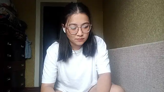 Snapshot of LinneaHyles chatting on 5, 11, 2025 LinneaHyles online show from 5, 11, 2025