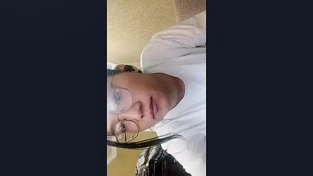 Snapshot of LinneaHyles chatting on 14, 11, 2025 LinneaHyles online show from 14, 11, 2025