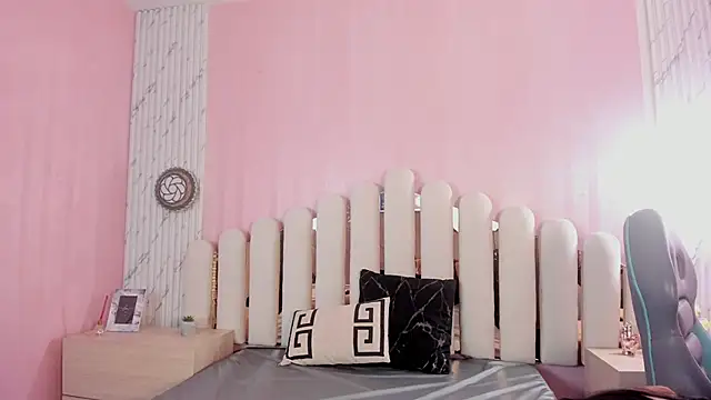 Snapshot of Isabella_Marsh chatting on 15, 12, 2025 Isabella Marsh online show from 15, 12, 2025