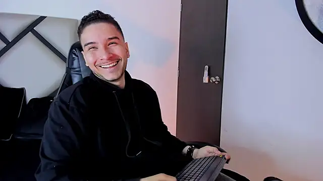 Snapshot of mike_257 chatting on 25, 10, 2025 mike 257 online show from 25, 10, 2025