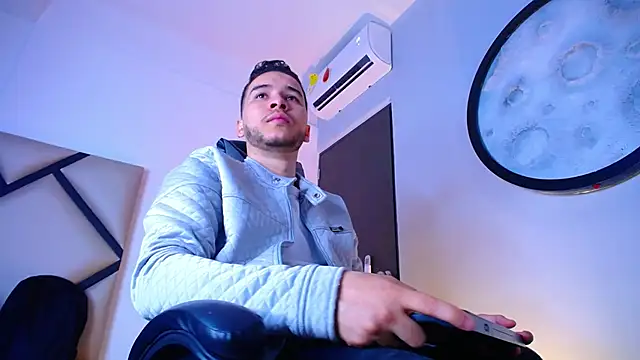 Snapshot of mike_257 chatting on 5, 12, 2025 mike 257 online show from 5, 12, 2025