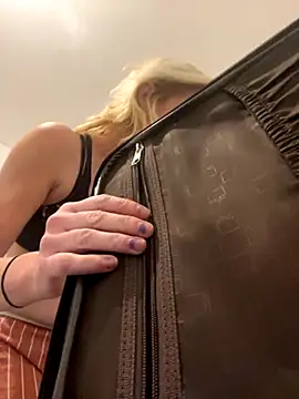 Snapshot of milfdawn chatting on 27, 10, 2025 milfdawn online show from 27, 10, 2025