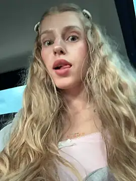 Snapshot of kira_mia chatting on 4, 7, 2026 kira mia online show from 4, 7, 2026