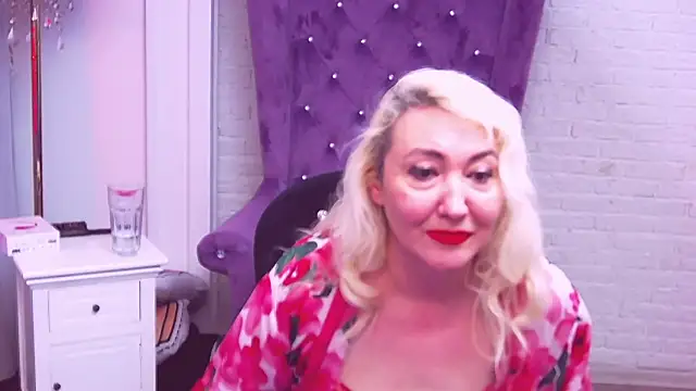 Snapshot of LadyKriss chatting on 6, 11, 2025 LadyKriss online show from 6, 11, 2025