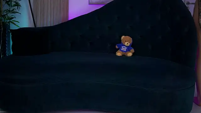 LaraSynn online show from 6, 11, 2025