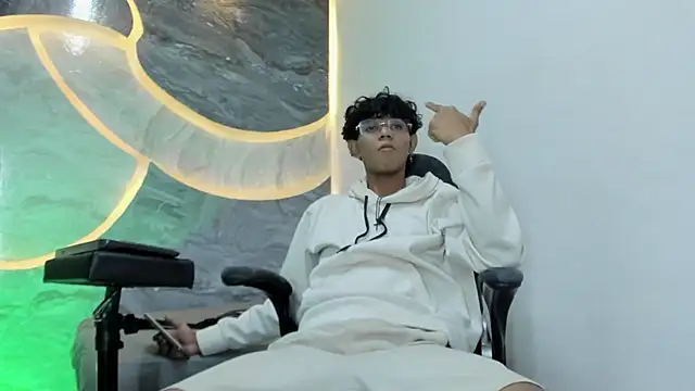 Snapshot of Sex_Boy_33_ chatting on 26, 10, 2025 Sex Boy 33 online show from 26, 10, 2025