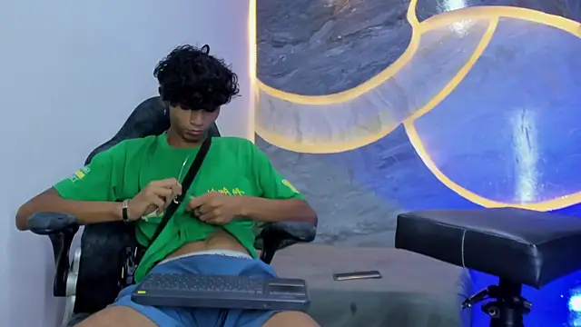 Snapshot of Sex_Boy_33_ chatting on 2, 11, 2025 Sex Boy 33 online show from 2, 11, 2025