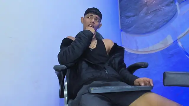 Snapshot of Sex_Boy_33_ chatting on 24, 11, 2025 Sex Boy 33 online show from 24, 11, 2025