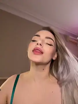 Snapshot of HugeBoobsAlice chatting on 7, 5, 2026 HugeBoobsAlice online show from 7, 5, 2026