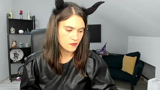 IzzyMonro online show from 31, 10, 2025