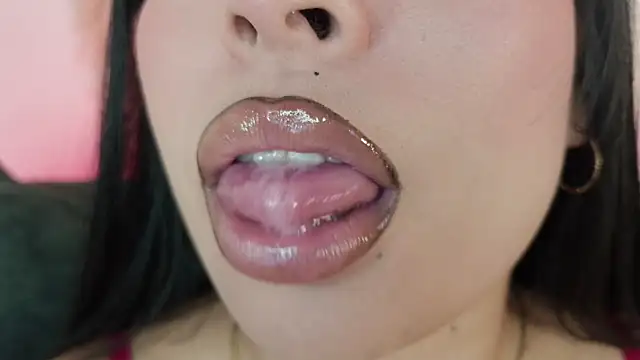 Snapshot of mia_roux1 chatting on 1, 7, 2026 mia roux1 online show from 1, 7, 2026
