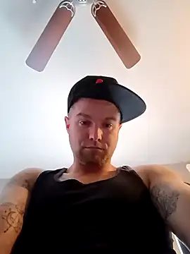 Snapshot of DadDDick925 chatting on 30, 10, 2025 DadDDick925 online show from 30, 10, 2025