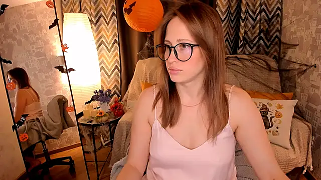 Snapshot of _SilverMoon_ chatting on 28, 10, 2025 SilverMoon online show from 28, 10, 2025