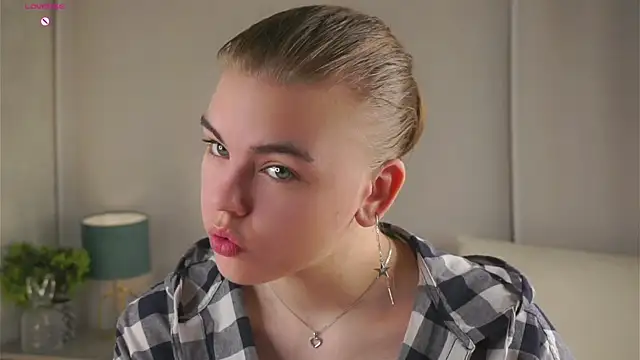 Snapshot of MelodyBaur chatting on 8, 4, 2026 MelodyBaur online show from 8, 4, 2026