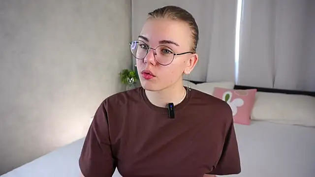 Snapshot of MelodyBaur chatting on 17, 4, 2026 MelodyBaur online show from 17, 4, 2026