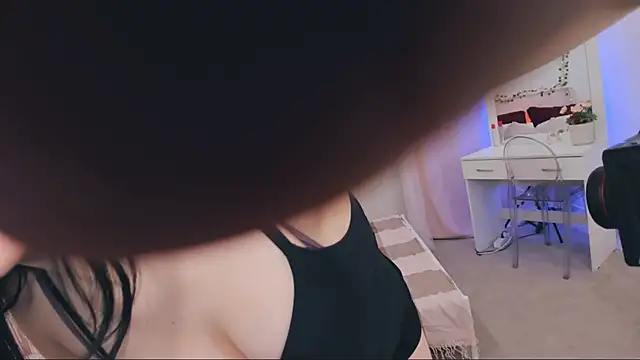 AriaThorn online show from 8, 11, 2025