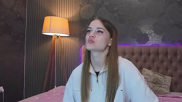 Snapshot of LuisaClover chatting on 17, 11, 2025 LuisaClover online show from 17, 11, 2025