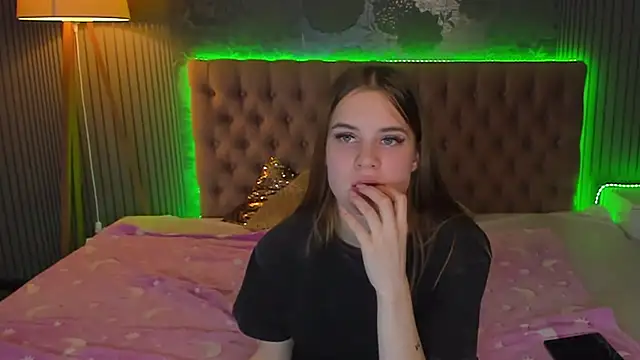 Snapshot of LuisaClover chatting on 18, 11, 2025 LuisaClover online show from 18, 11, 2025