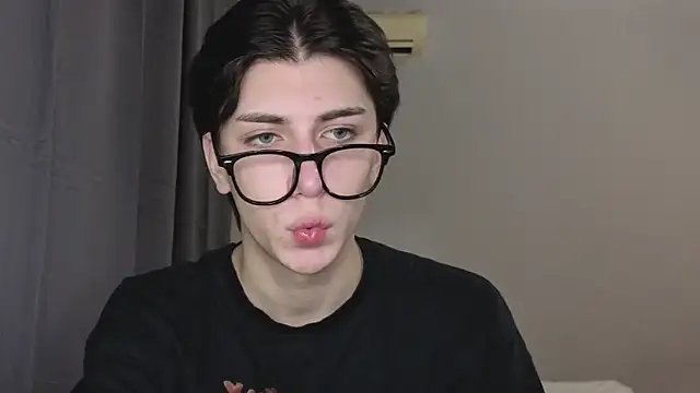 Snapshot of Oliver_star_boy_ chatting on 4, 11, 2025 Oliver star boy online show from 4, 11, 2025